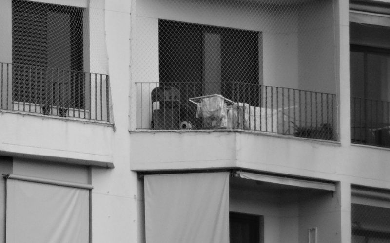 fachada urbana con balcones