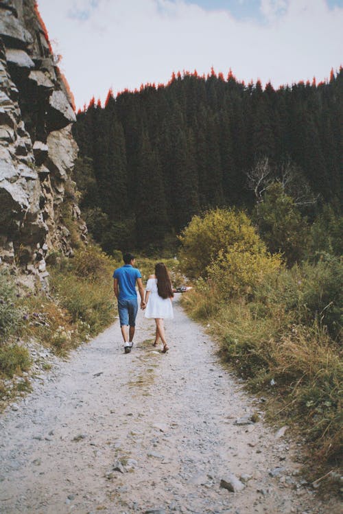 Immagine gratuita di camminando, coppia, donna