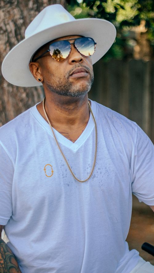 Free Portrait of a stylish man in a white hat and sunglasses, shot outdoors in daylight. Stock Photo