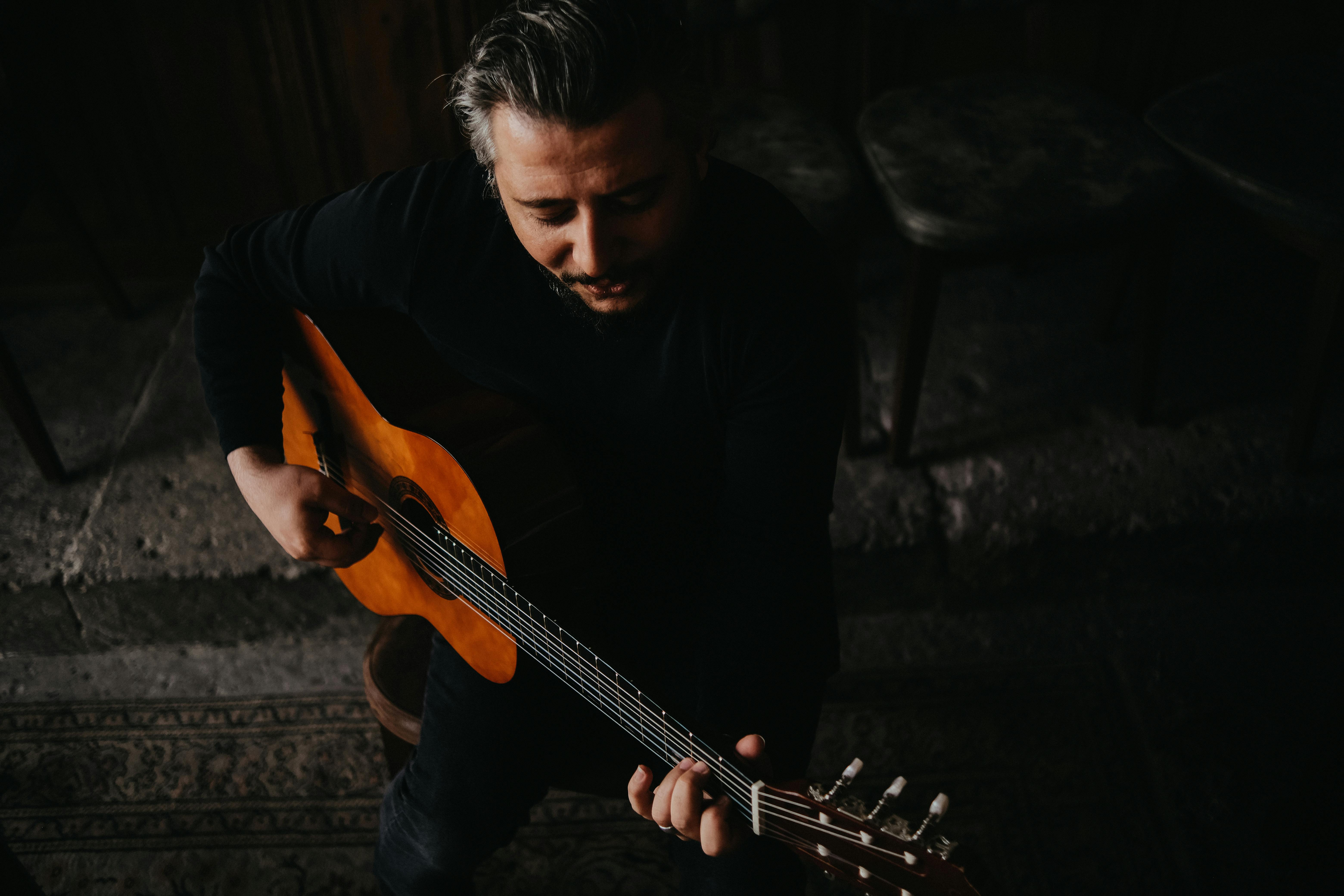 Más allá de los Riffs: Deconstruyendo el Sonido de Guitarra Característico de Emmanuel Horvilleur