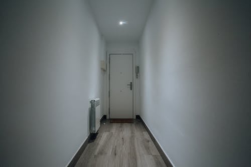Základová fotografie zdarma na téma bílá stěna, chodba, dřevěná podlaha