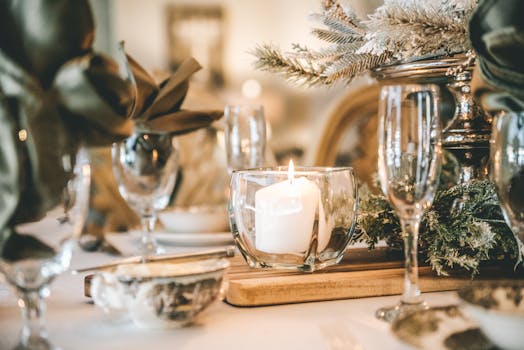 烛光餐桌布置精美，配有优雅的玻璃器皿和节日装饰，非常适合营造舒适的晚餐环境