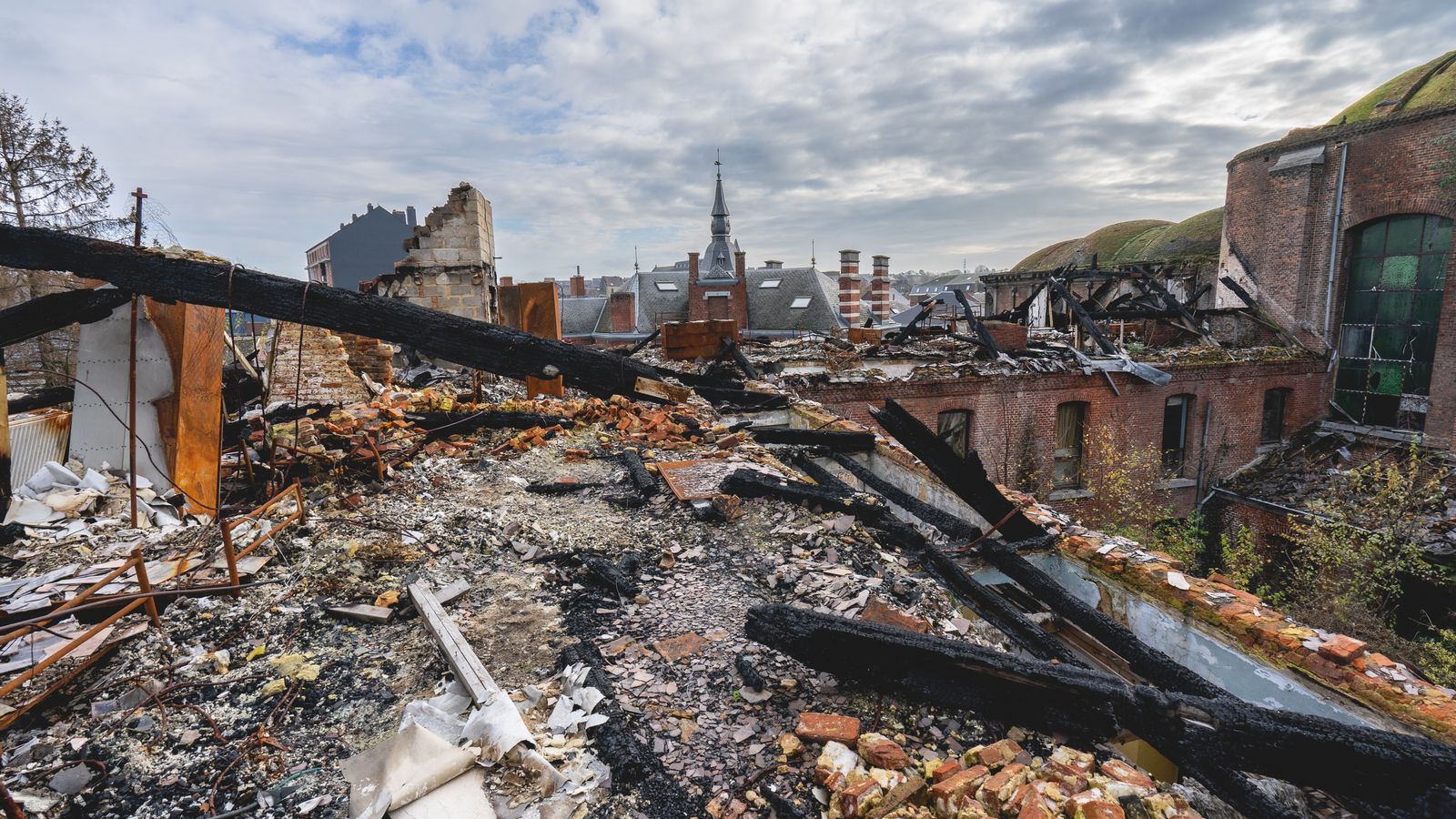 Ruined, fire-damaged buildings in an abandoned urban area, illustrative photo echoing the city-in-ruins setting of Gears of War: E-Day