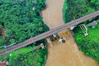 鸟瞰印度尼西亚辛当查亚铁路桥横跨郁郁葱葱的河流
