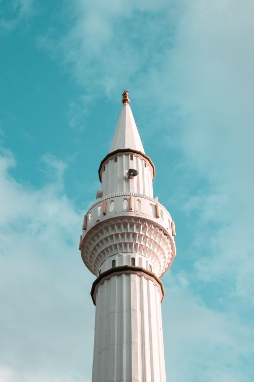 Free Elegant white minaret in Alişar, Türkiye, set against a vibrant blue sky with wispy clouds. Stock Photo