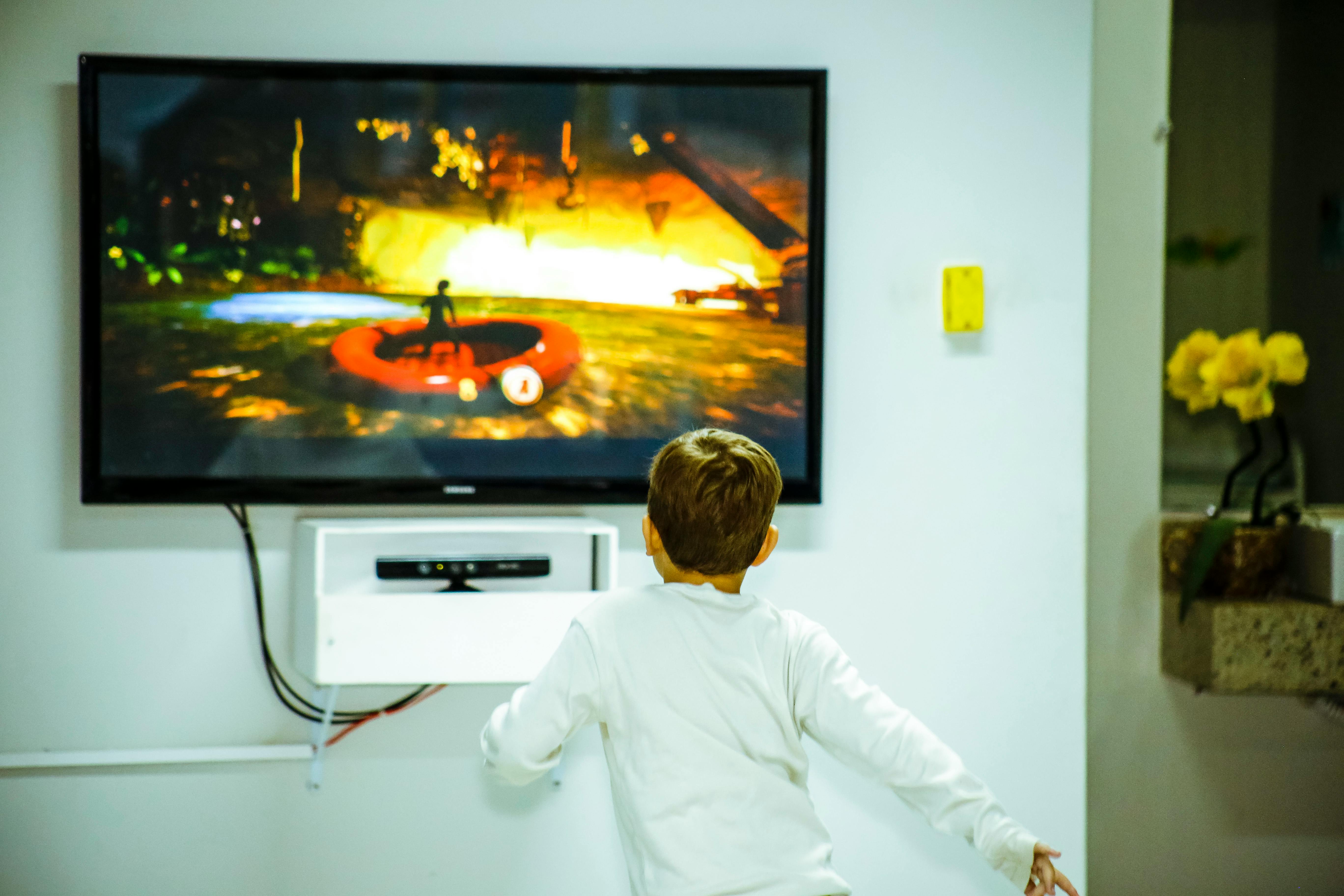 Un televisor de pantalla plana con un fondo blanco y un marco negro.