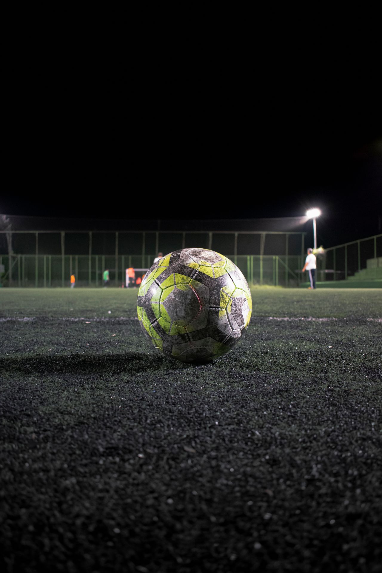 Cancha iluminada de noche