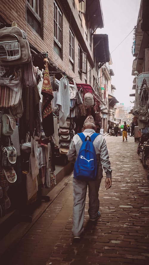 Základová fotografie zdarma na téma batoh, chůze, městský
