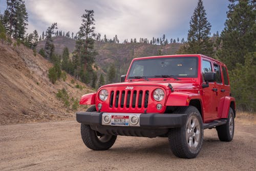 Rode Jeep Geparkeerd In Het Midden Van Een Onverharde Weg