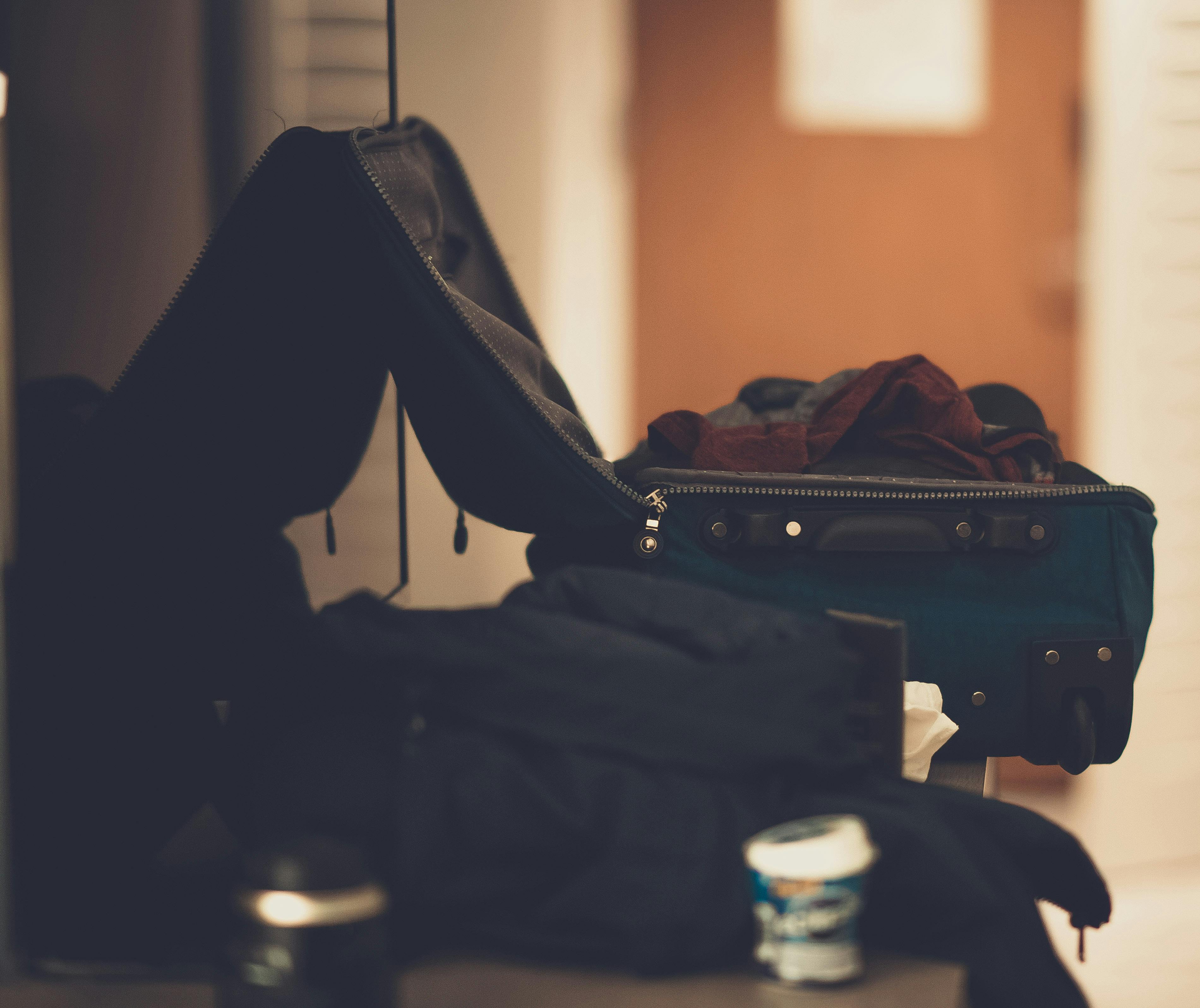 Photo libre de droit de Valise Jaune Volant Sur Fond Blanc banque