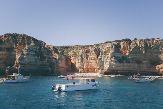 夏日乘船游览，在阳光下探索令人惊叹的岩石悬崖和清澈湛蓝的海水