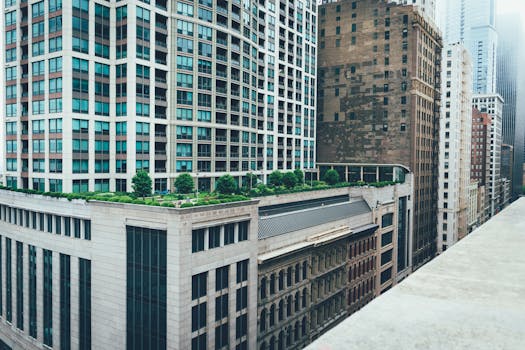 城市景观中高楼大厦与绿色屋顶花园相映成趣