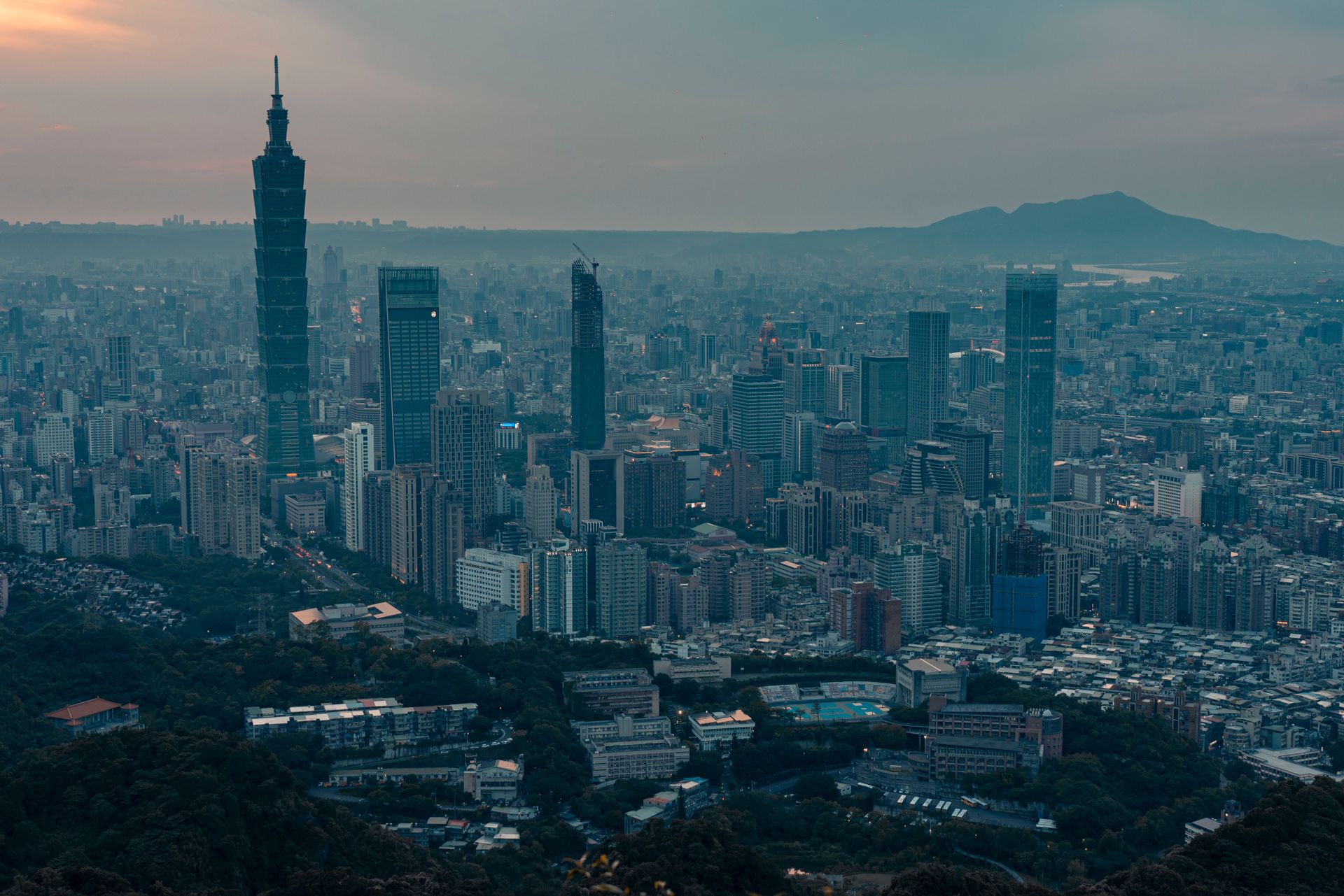 Alacakaranlıkta Taipei kent silüeti ve Taipei 101 kulesi