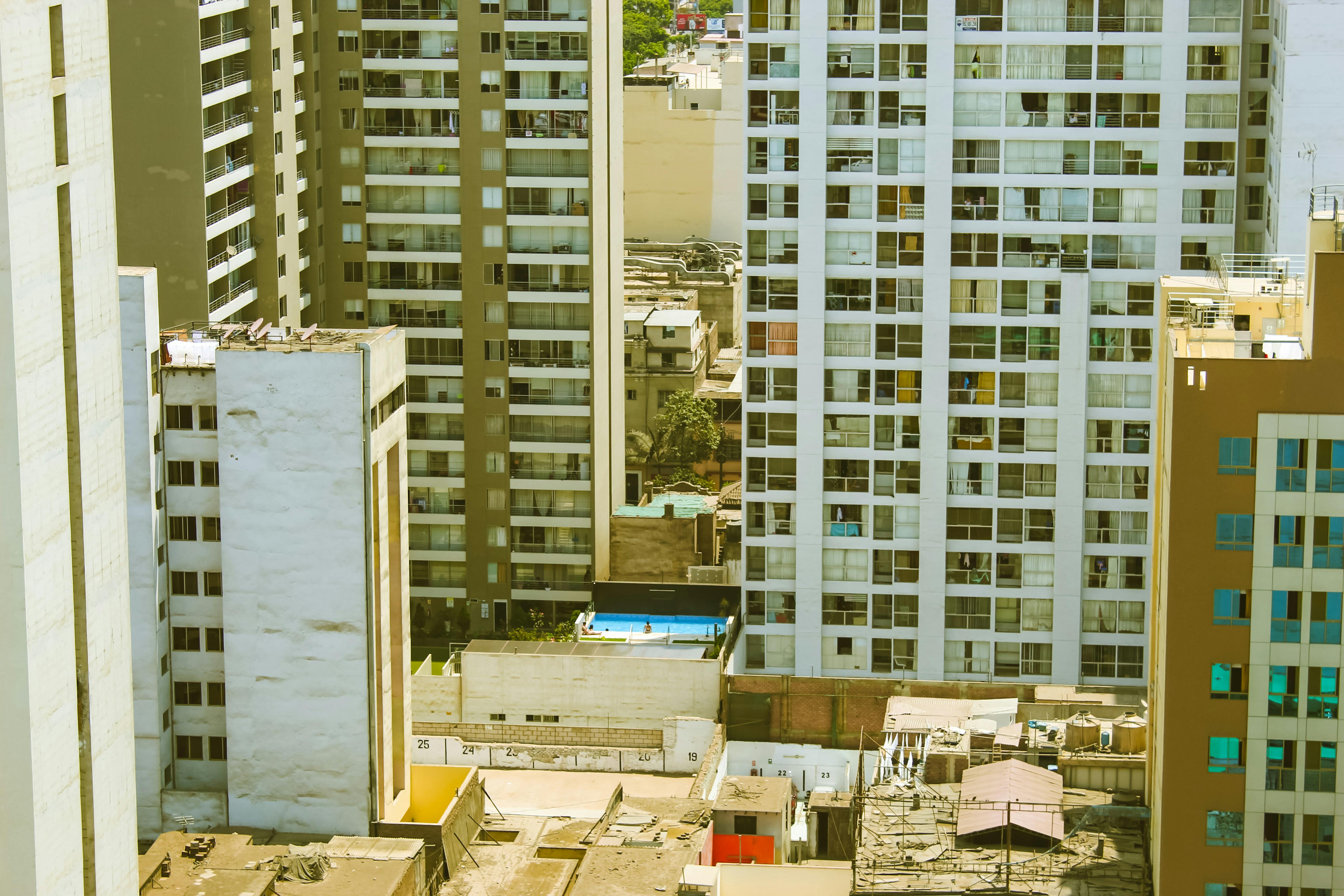 rooftop pool party at luxury downtown chicago apartment building - apartments downtown chicago
