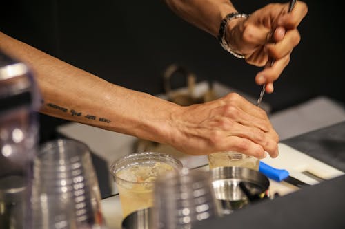 Foto profissional grátis de barman, bebida, coquetéis