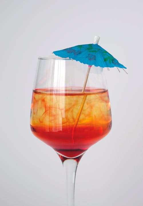 Free 赤い液体で満たされた長い茎のワイングラス Stock Photo