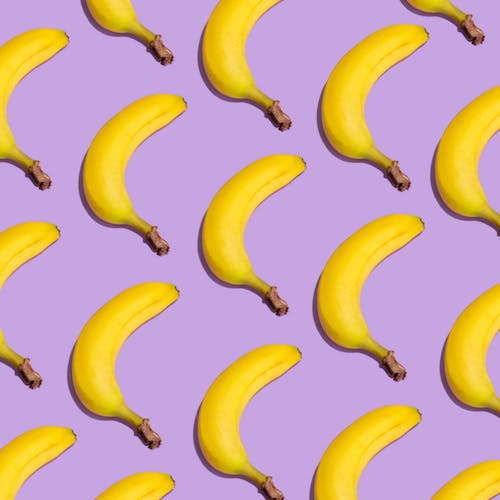 Fotobanka s bezplatnými fotkami na tému banány, fialové pozadie, jedlo