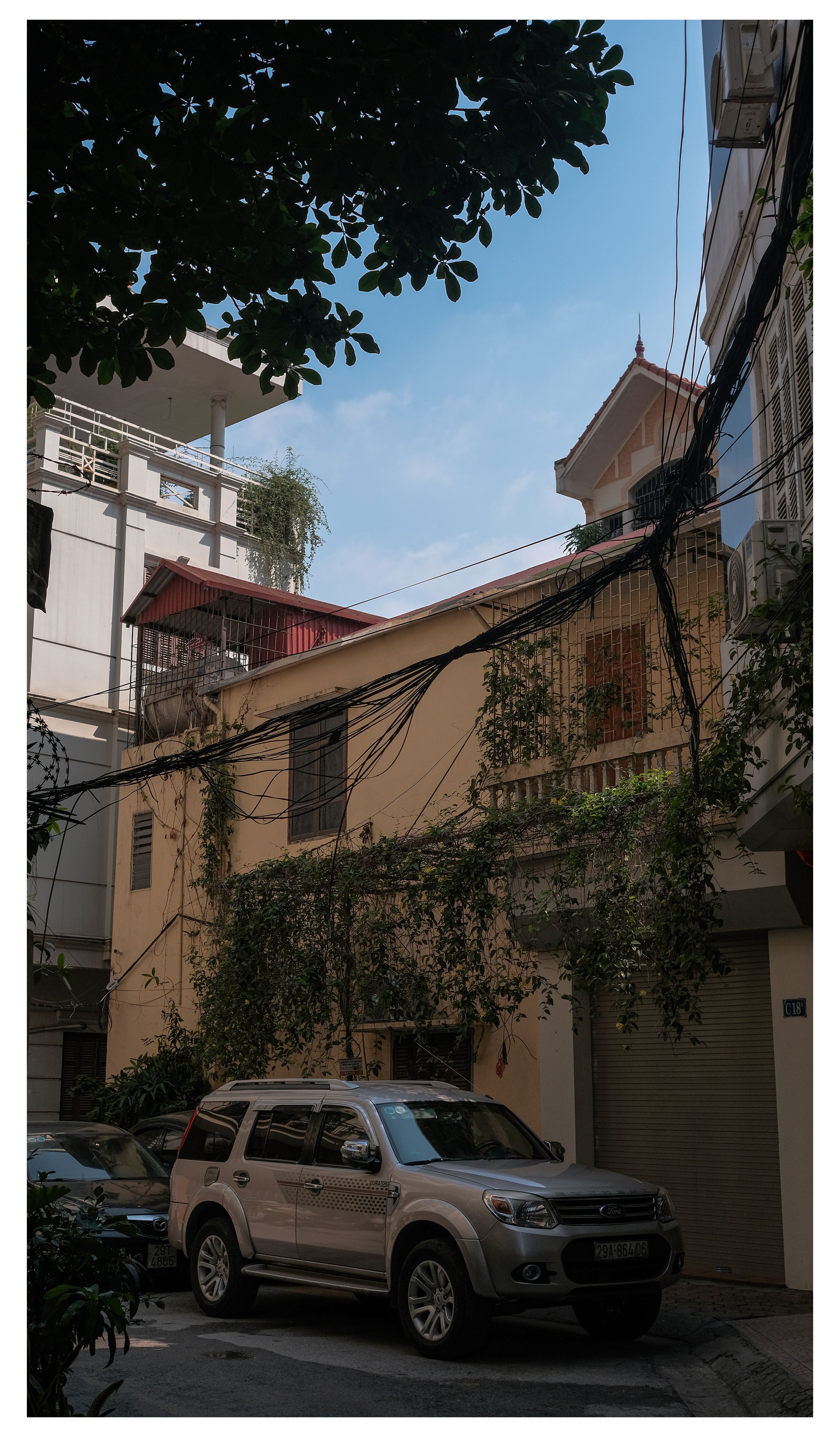 A Car Parked in front of a House Covered with Ivy · Free Stock Photo