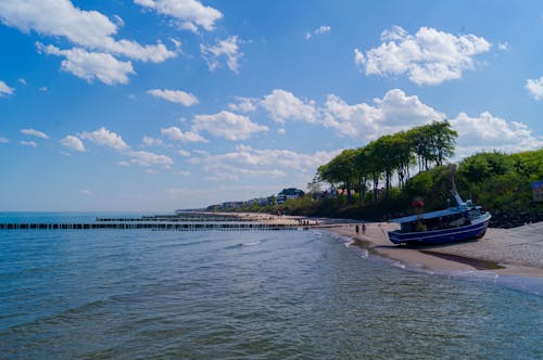 Gratis stockfoto met aangemeerd, blauwe lucht, blikveld