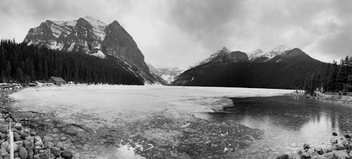 Δωρεάν στοκ φωτογραφιών με lake louise, ασπρόμαυρο, βουνό