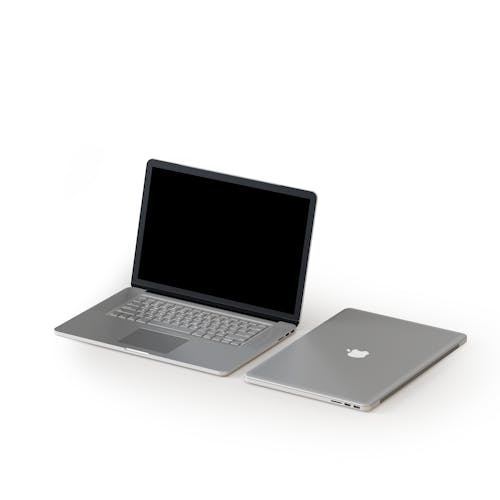 laptop en fondo blanco
