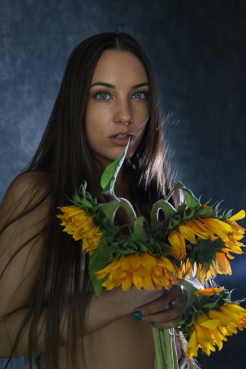 Gratis arkivbilde med attraktiv, brunette, gule blomster