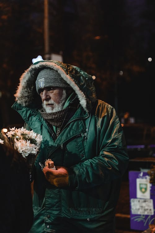 Základová fotografie zdarma na téma bunda, chůze, držení