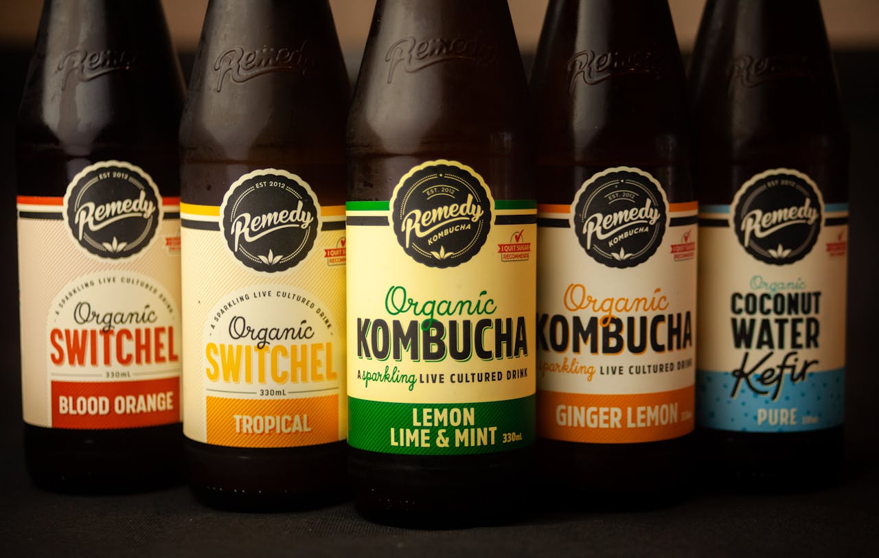 Primo piano di bottiglie di kombucha aromatizzata con etichette varie