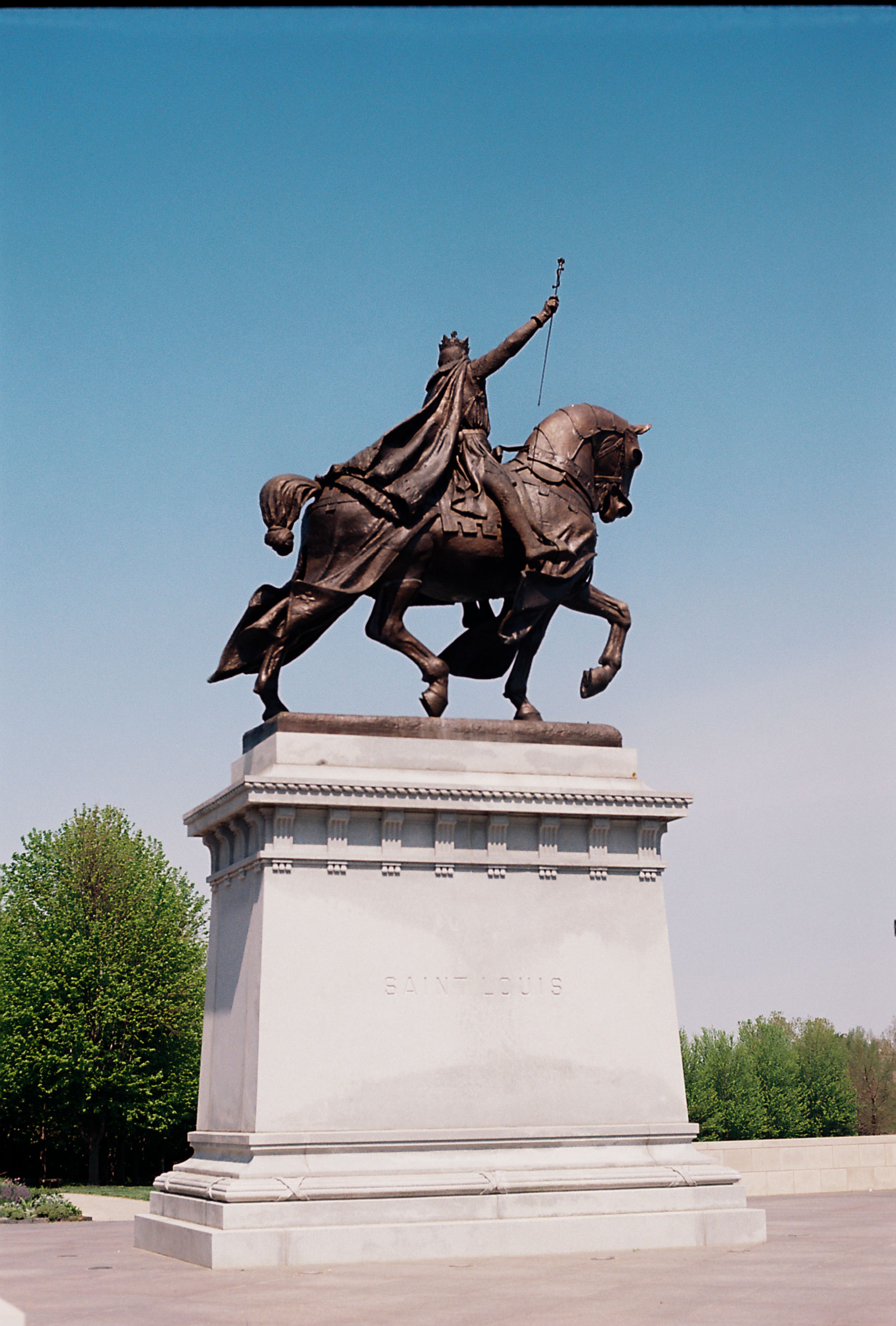 Capture of the iconic Apotheosis of St. Louis statue on a clear day in Missouri.