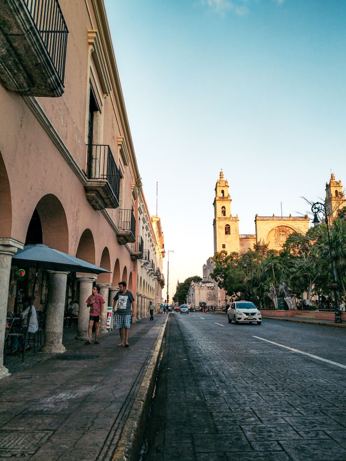 Rue coloniale et cathédrale de Mérida, Yucatán, Mexique