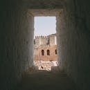 穿过狭窄的通道，可以看到一座古老的石堡，这座历史悠久的建筑便映入眼帘