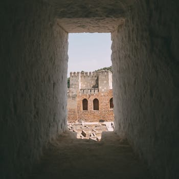 穿过狭窄的通道，可以看到一座古老的石堡，这座历史悠久的建筑便映入眼帘