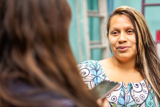 A woman engaged in a relaxed conversation on a city street in Ciudad de México.