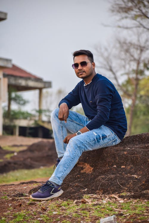 Kostenloses Stock Foto zu außerorts, indischer mann, jeans