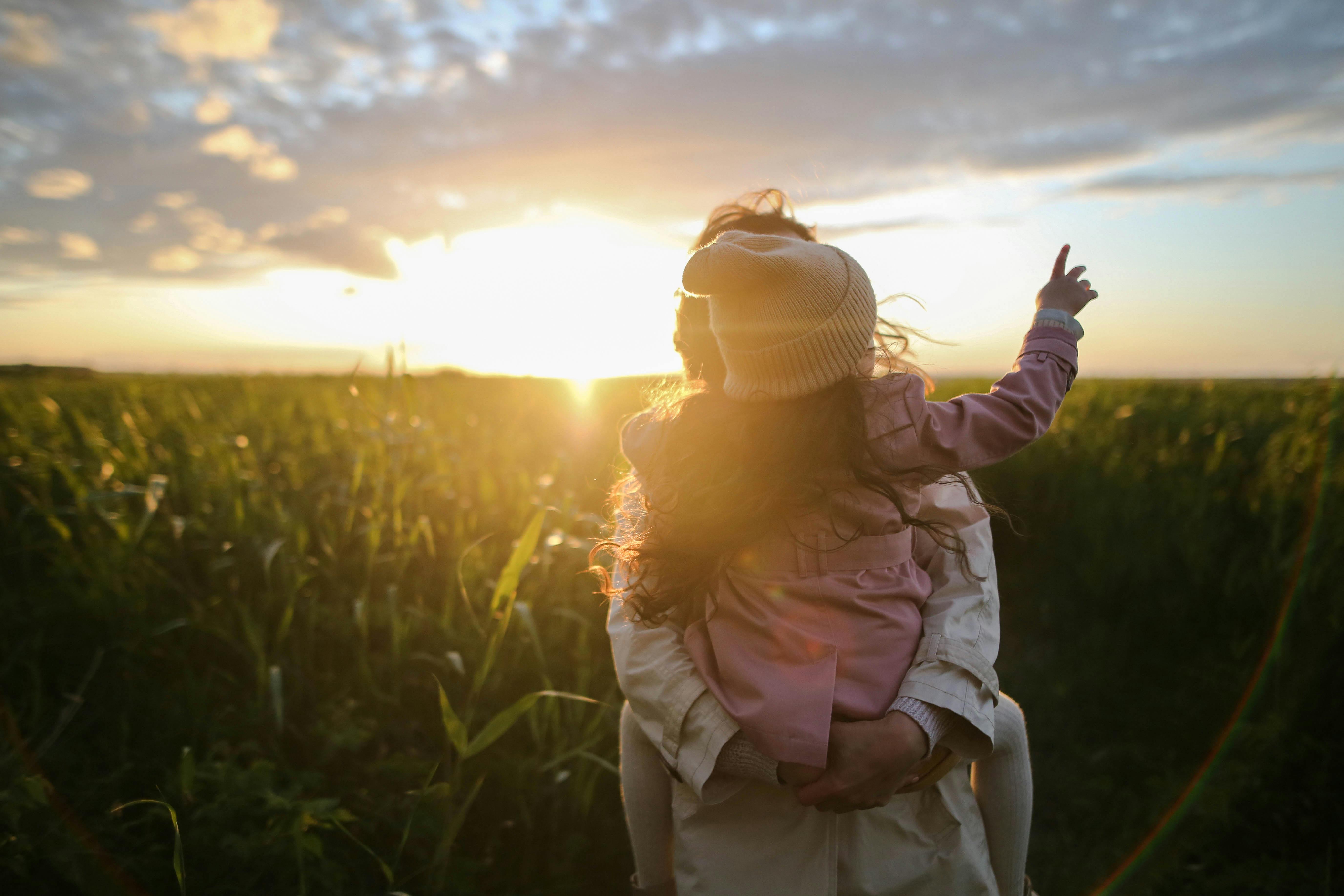 Mother and daughter on grass | Photo: Pexels