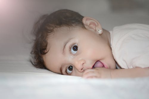 grátis Bebê Vestindo Blusa Branca Foto profissional