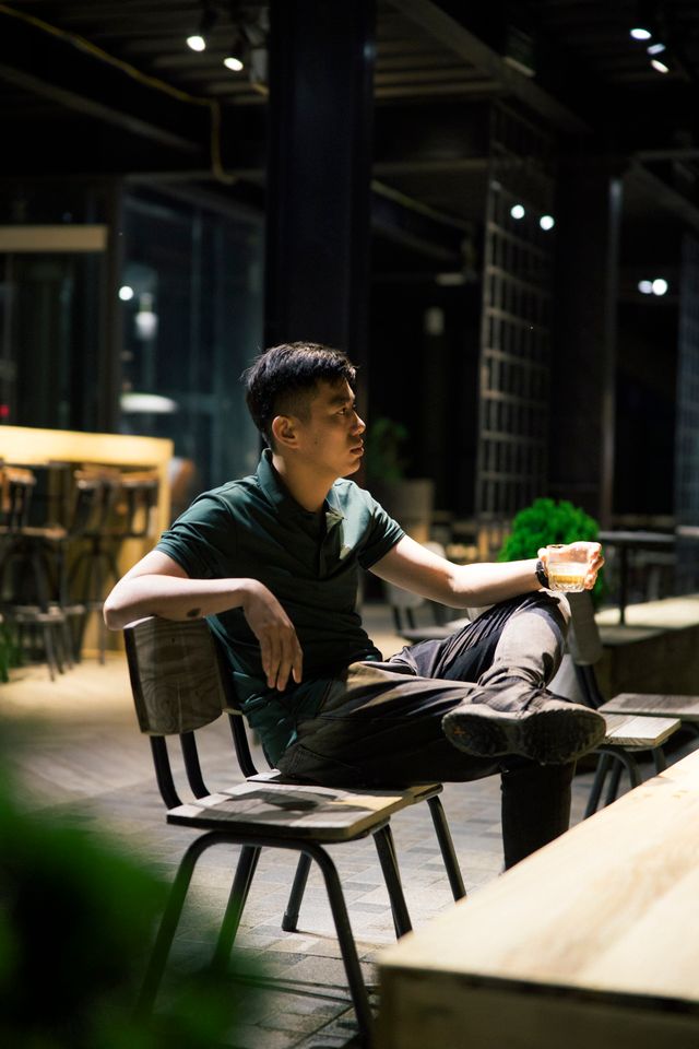A drinker at the outdoor bar in the evening