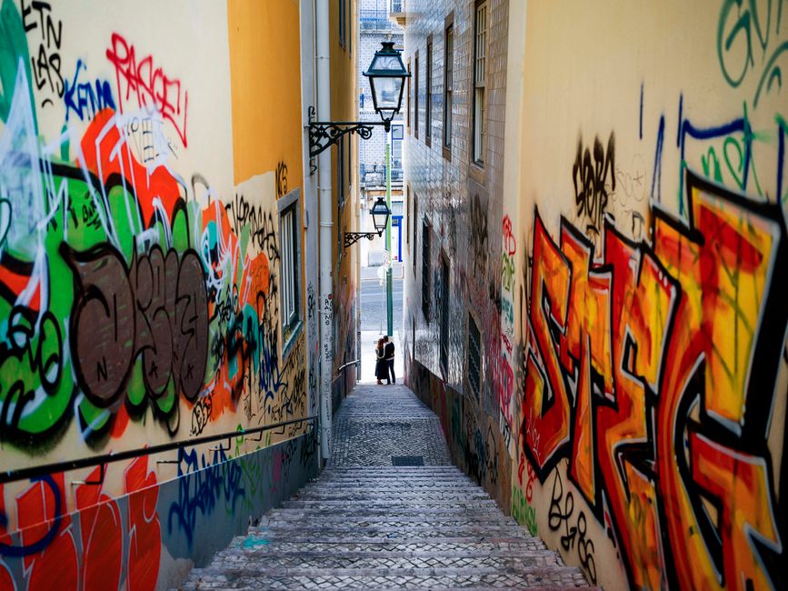 A colorful mural from the streets of <span class="notranslate"><em>LX</em></span> depicting local culture and creativity.