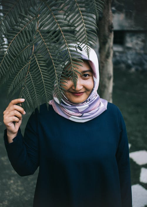 Femme Tenant Sur Les Feuilles