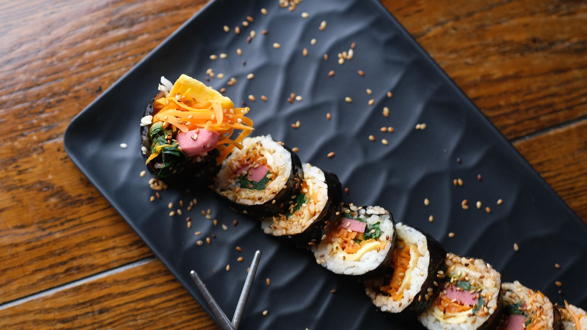 다이어트김밥, 같은 한 줄인데 칼로리가 반으로 갈리는 비밀 4 통깨를 뿌려 완성한 김밥 조각들을 위에서 내려다본 모습