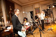 室内乐队表演充满活力，舞台上有音乐家和乐器