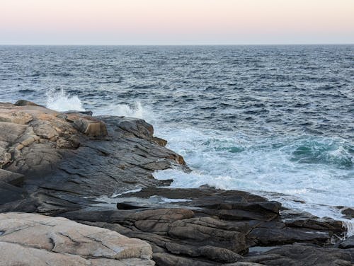 Foto profissional grátis de corroído, costa, mar