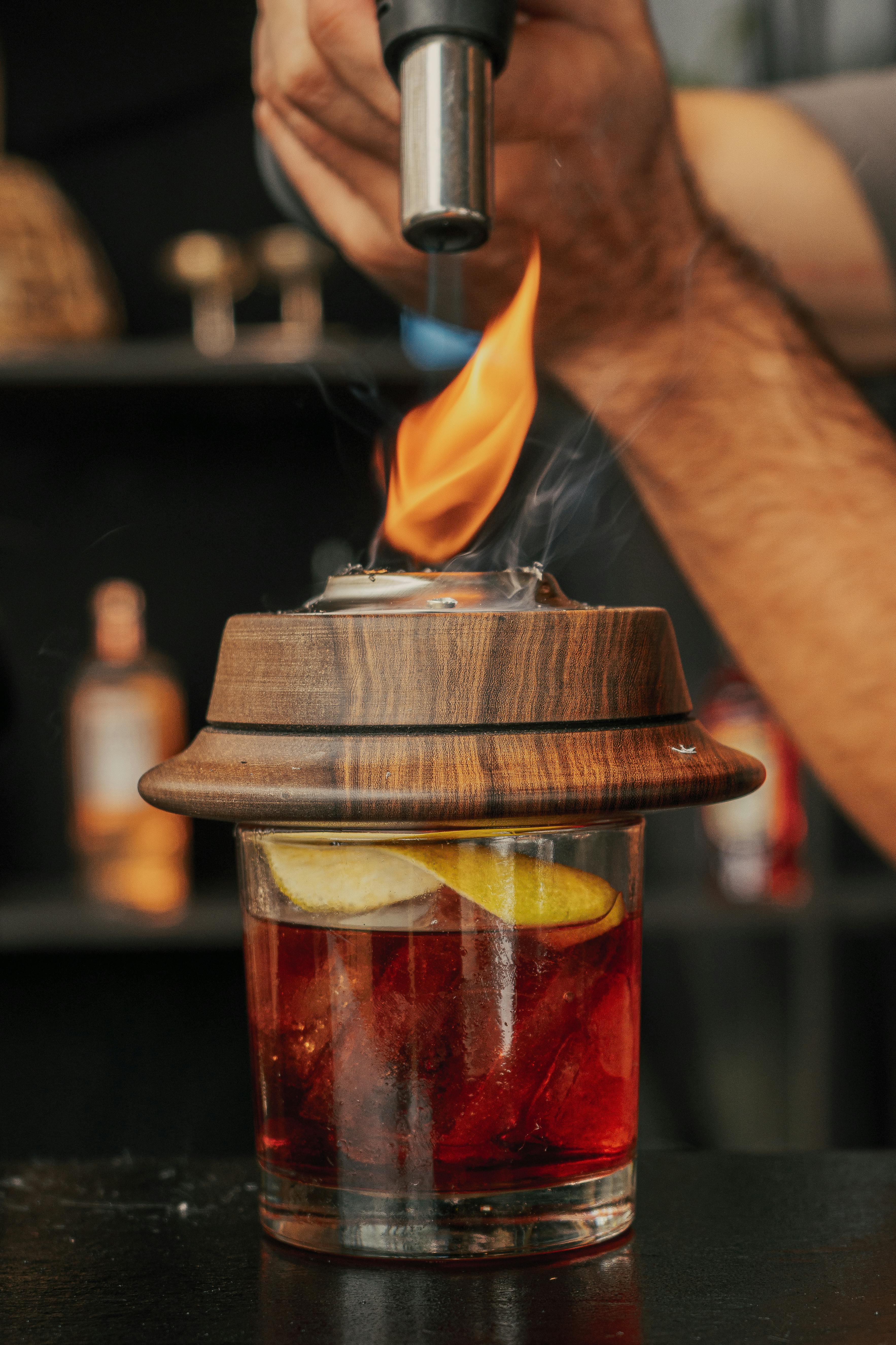 Ücretsiz ahşap kapak, alaz, alevli içecek içeren Ücretsiz stok fotoğraf Stok Fotoğraflar