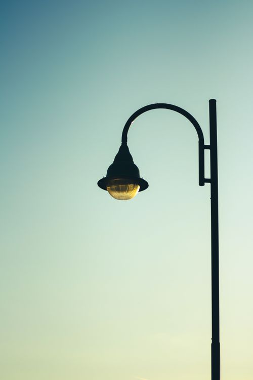 Free A simple streetlamp silhouette against a gradient sky, ideal for minimalist backgrounds. Stock Photo