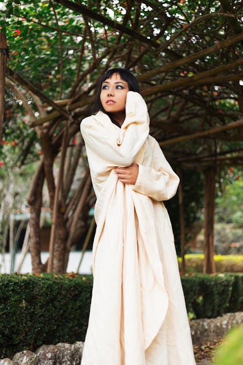 Foto stok gratis bergaya, fotografi mode, jubah putih