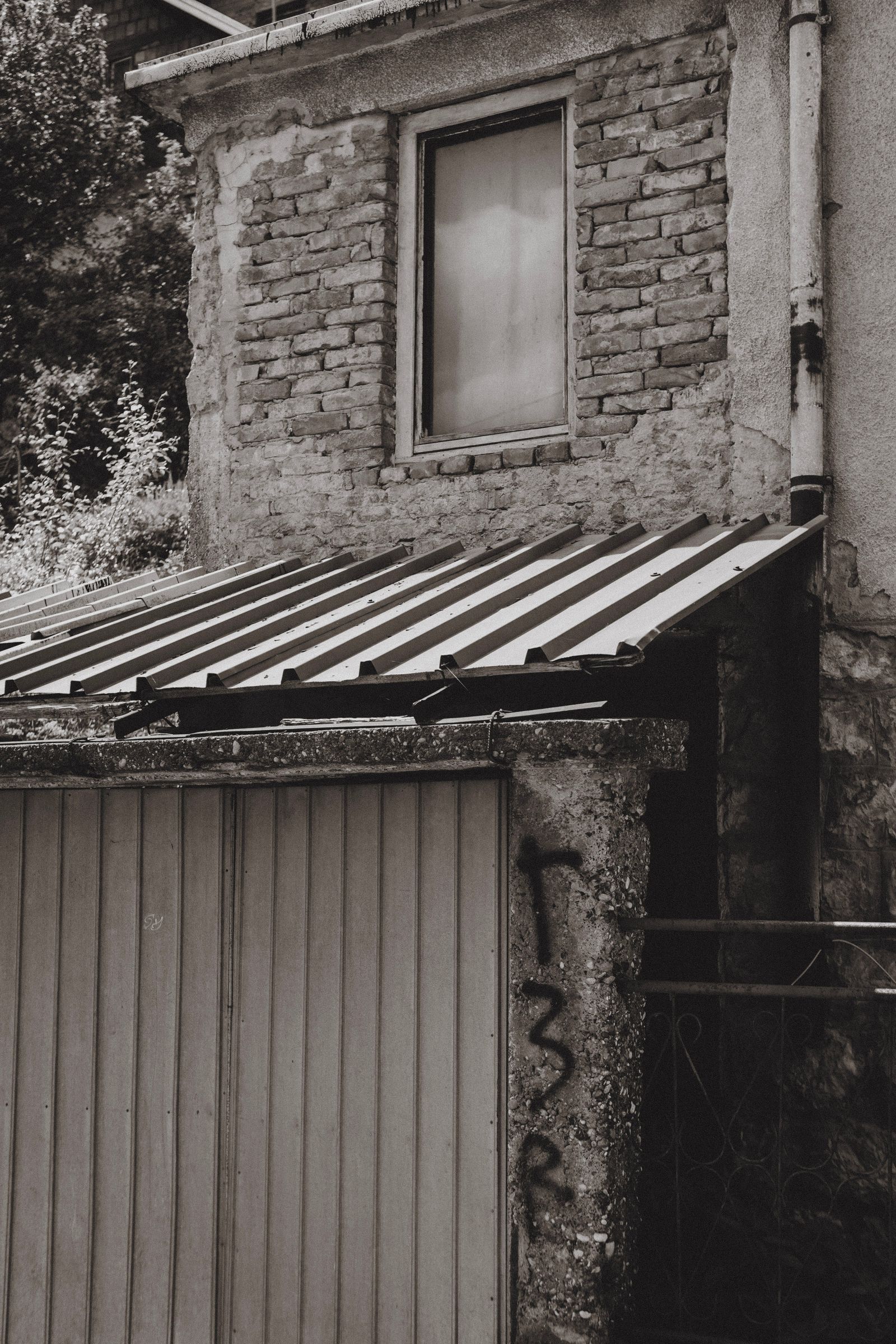 Façade de garage en brique, patine authentique, devanture artisanale