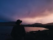 5月25日，里奥内格罗的日落色彩缤纷，一个人影站在湖边