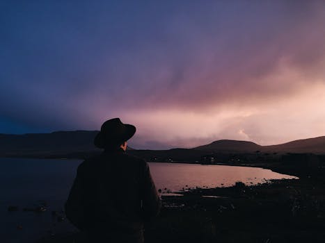 5月25日，里奥内格罗的日落色彩缤纷，一个人影站在湖边