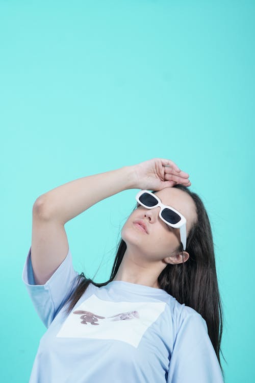 Fotos de stock gratuitas de camiseta de manga corta, fondo azul, fotografía de moda