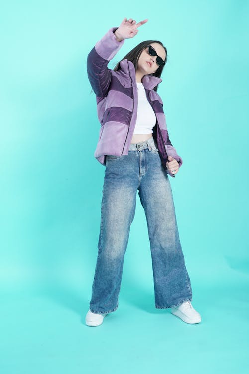 Základová fotografie zdarma na téma bunda, džíny, gestikulování